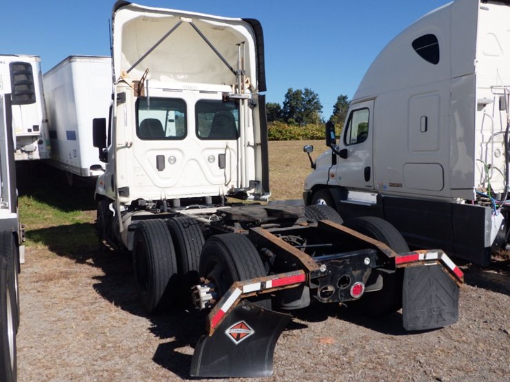 2017-freightliner-cascadia-116-image-12