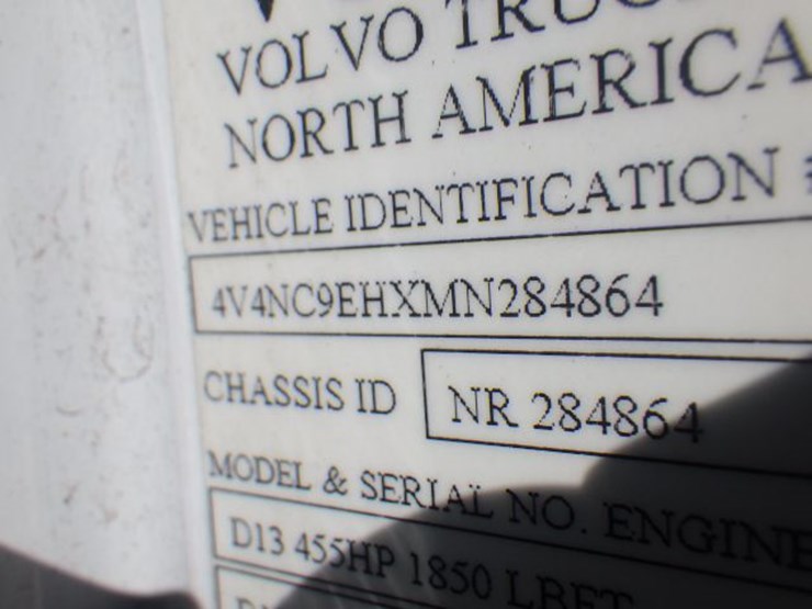2021-volvo-vnl860-image-21