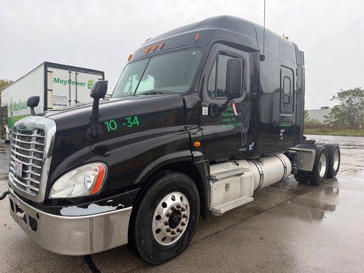 #1659-•-2012-freightliner-cascadia-sleeper-cab-truck-tractor-image-1