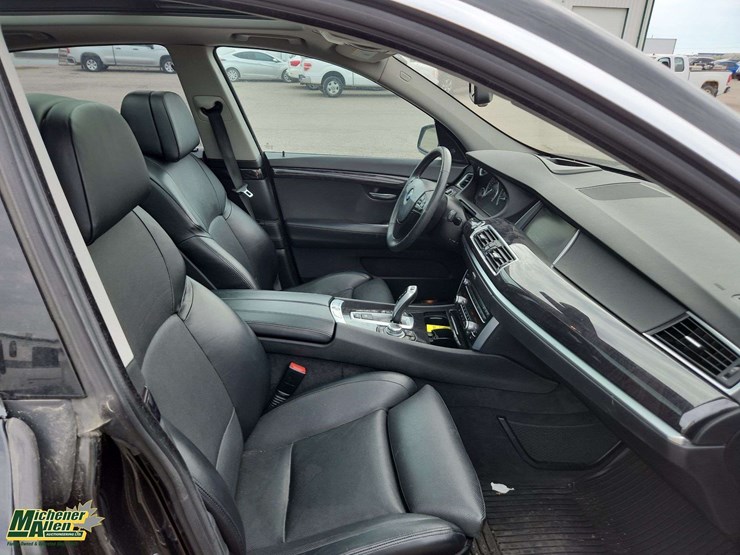 2013-bmw-5-series-550i-gt-xdrive-4dr-sedan-image-16