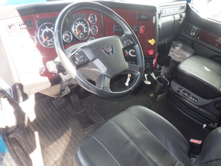 2022-western-star-5700xe-image-17