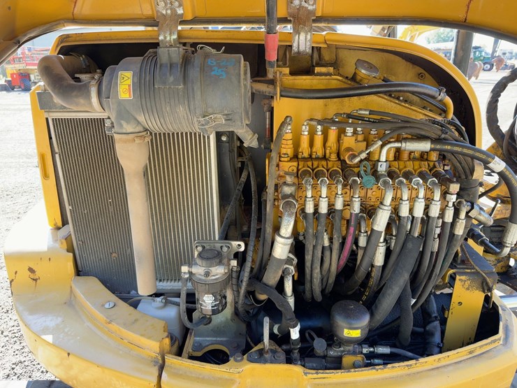 2014-caterpillar-305-image-25
