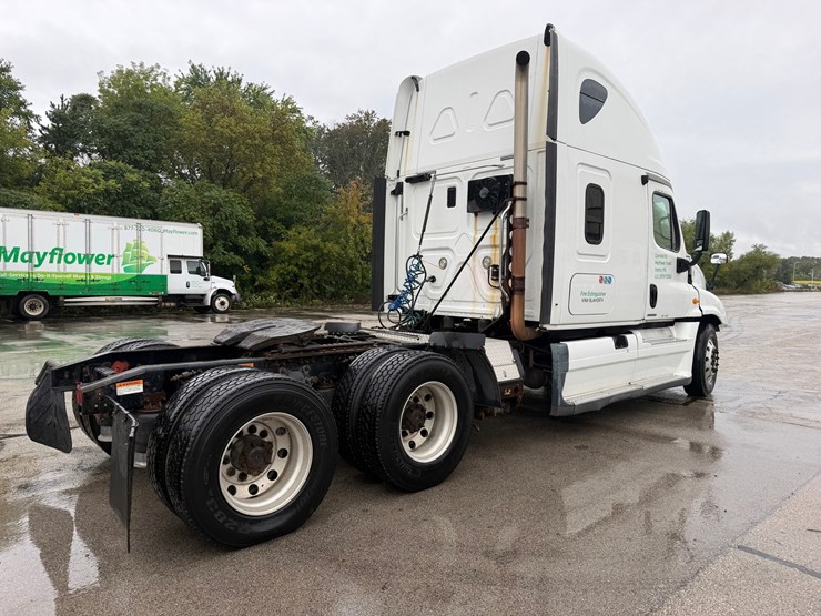 #1669-•-2009-freightliner-cascadia-sleeper-cab-truck-tractor-image-5