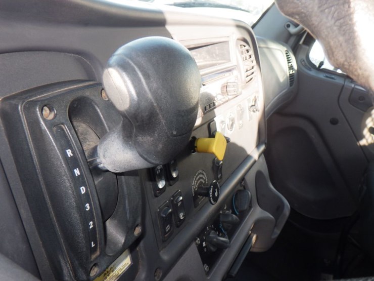 2020-freightliner-m2-106-image-10