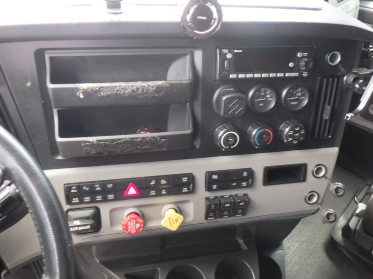 2022-freightliner-cascadia-126-image-21