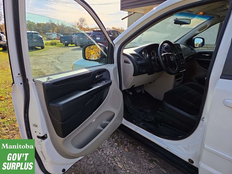 2012-dodge-grand-caravan-sxt-image-15