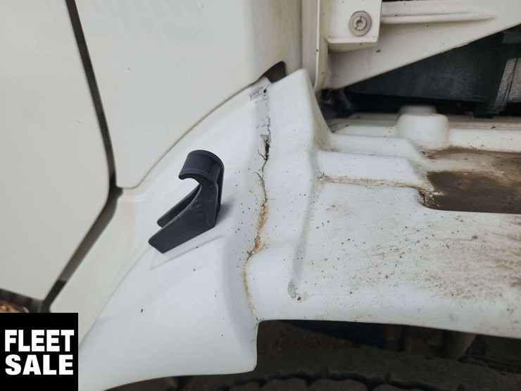 2016-freightliner-m2-106-image-38