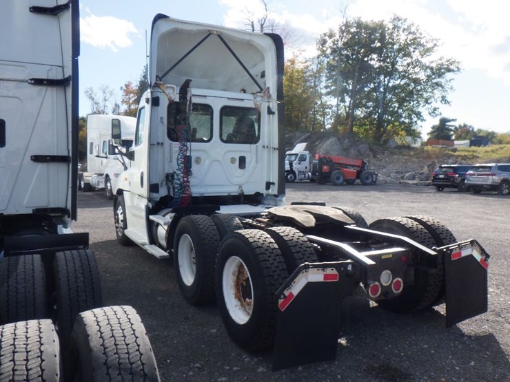 2017-freightliner-cascadia-125-image-11