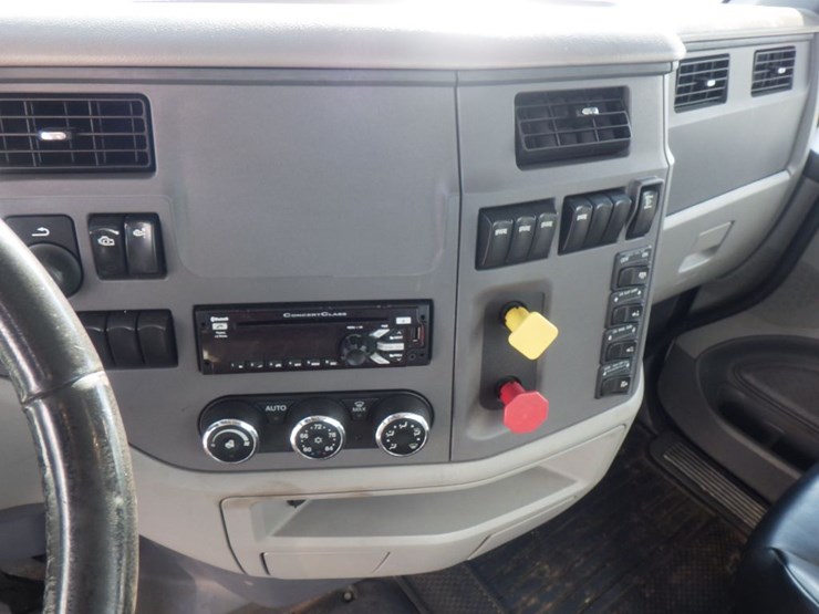 2015-peterbilt-579-image-16