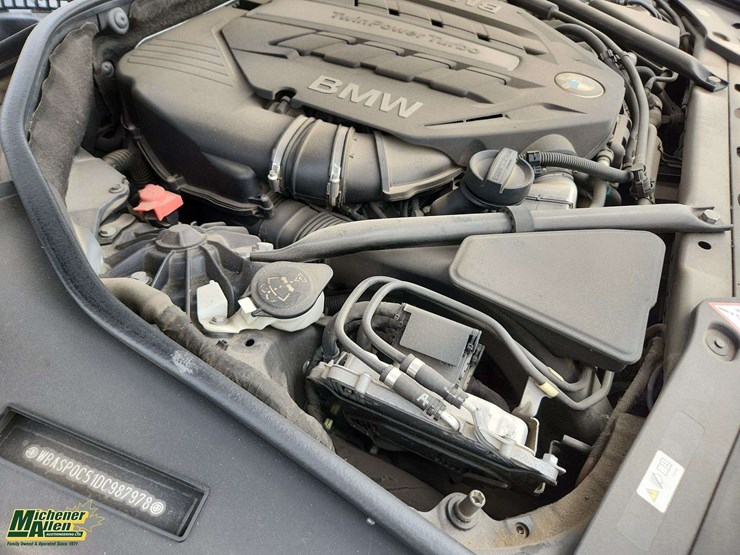 2013-bmw-5-series-550i-gt-xdrive-4dr-sedan-image-27