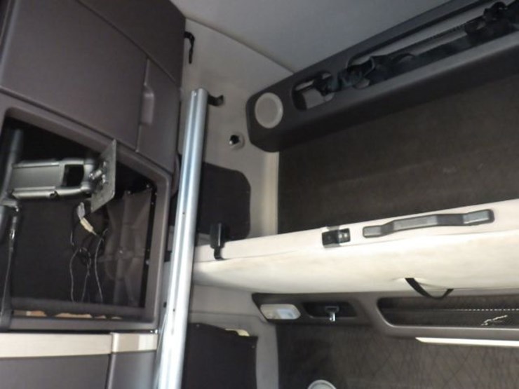 2018-volvo-vnl780-image-24