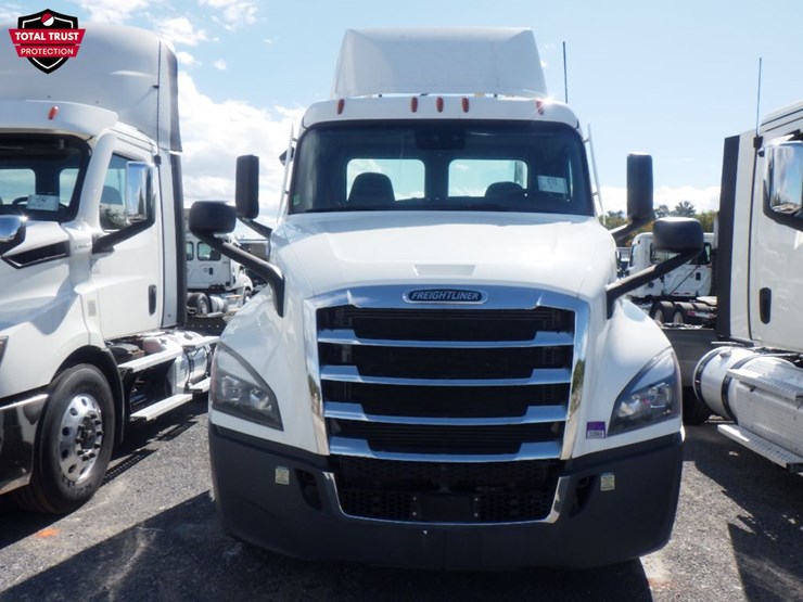 2021-freightliner-cascadia-126-image-2