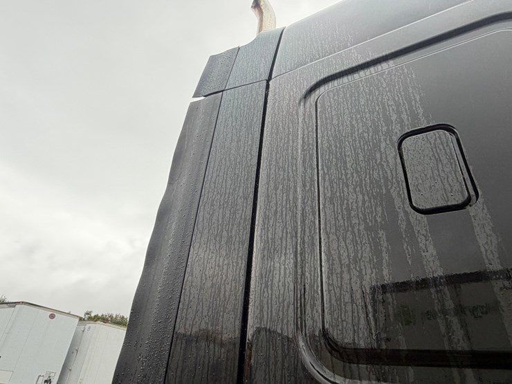 #1659-•-2012-freightliner-cascadia-sleeper-cab-truck-tractor-image-35