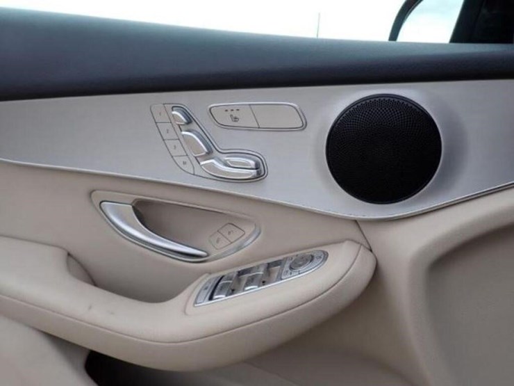 2018-mercedes-benz-glc300-image-22