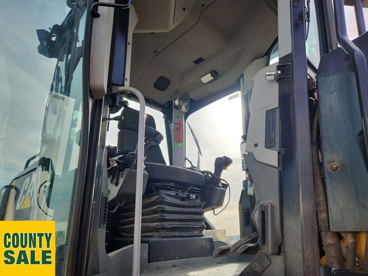 2015-caterpillar-140m-image-44