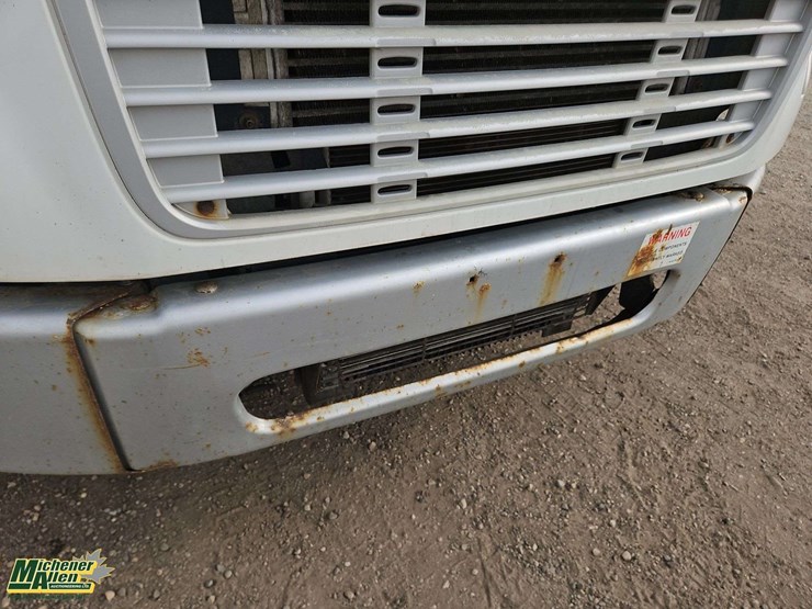2005-freightliner-m2-106-image-37
