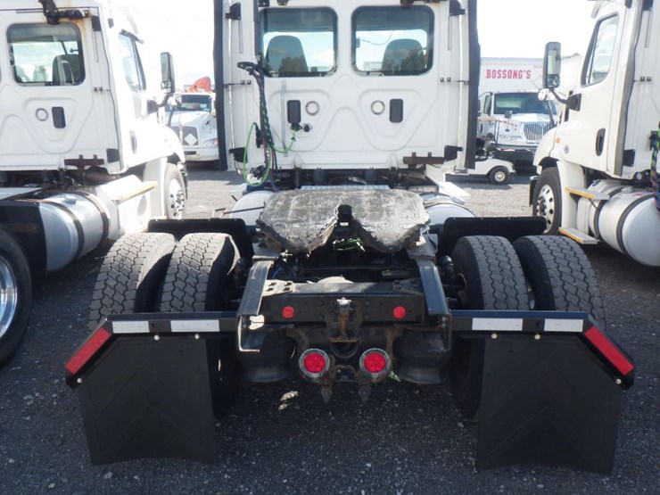 2017-freightliner-cascadia-113-image-6