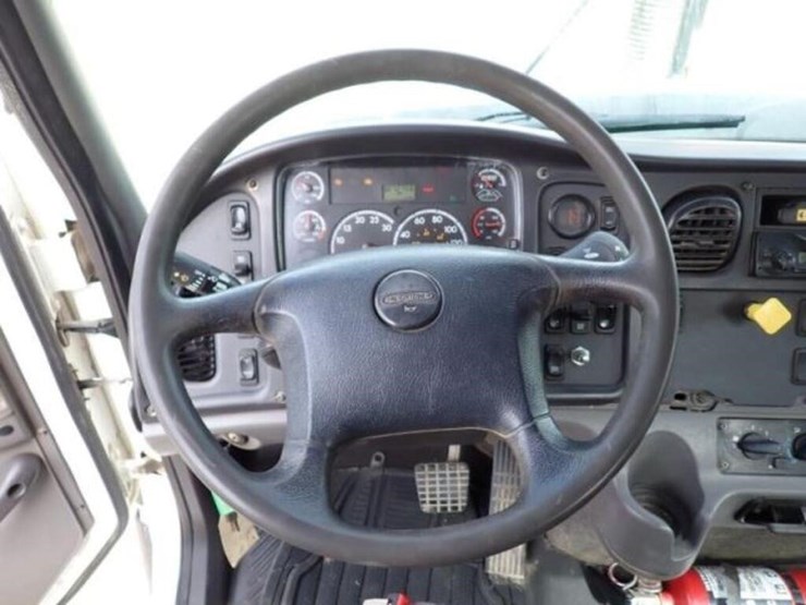 2015-freightliner-114sd-image-16