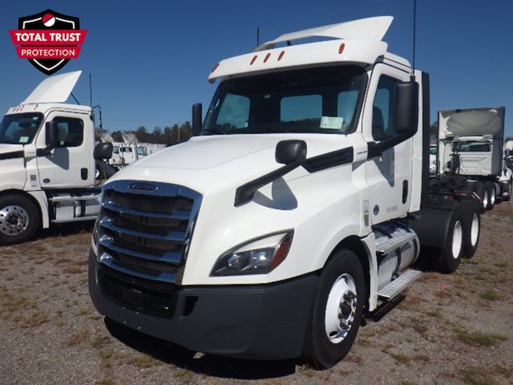 2020-freightliner-cascadia-126-image-1