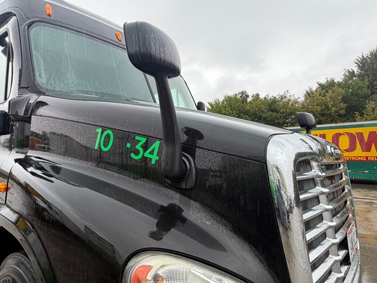 #1659-•-2012-freightliner-cascadia-sleeper-cab-truck-tractor-image-29