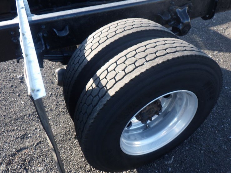 2018-freightliner-m2-106-image-4
