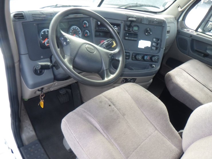 2018-freightliner-cascadia-125-image-15