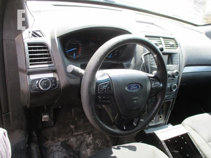 2016-ford-explorer-image-11