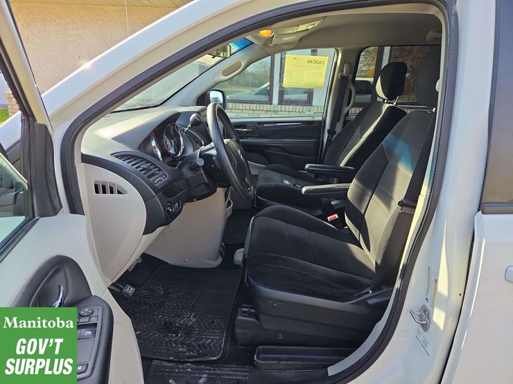 2012-dodge-grand-caravan-sxt-image-16