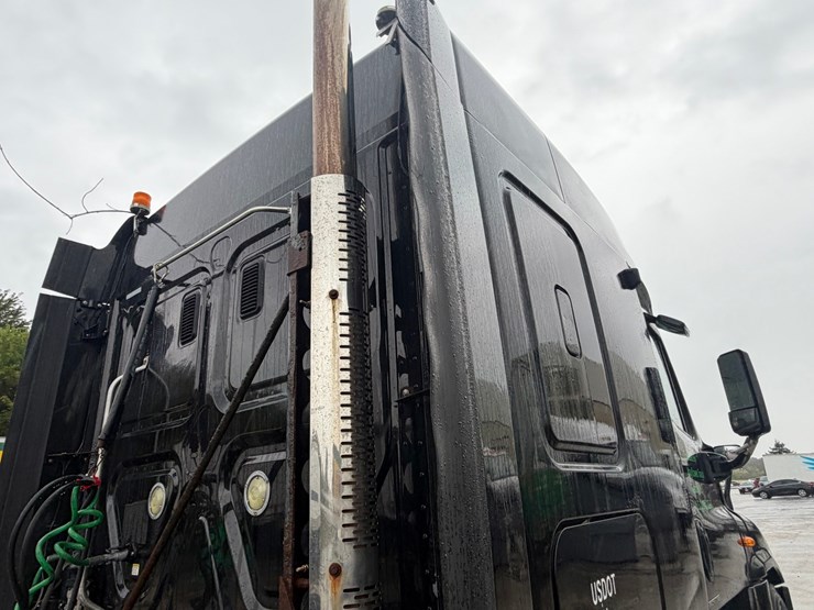 #1659-•-2012-freightliner-cascadia-sleeper-cab-truck-tractor-image-37