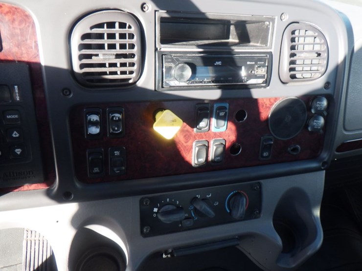 2018-freightliner-m2-106-image-11