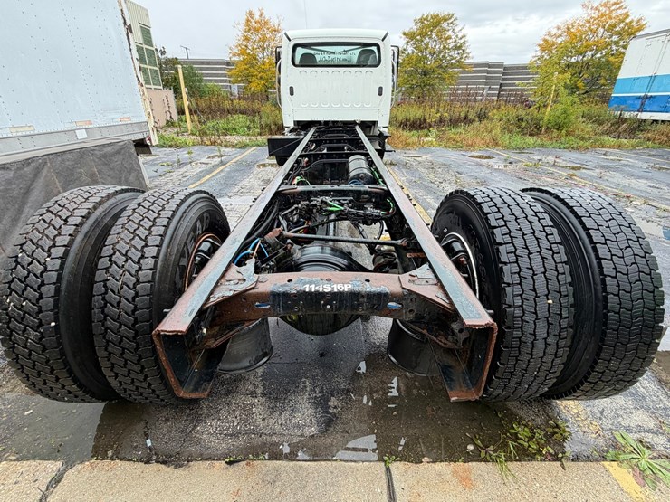 #1667-•-2016-freightliner-m2-cab-and-chassis-image-4