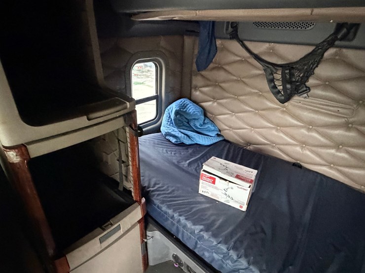 #1669-•-2009-freightliner-cascadia-sleeper-cab-truck-tractor-image-38