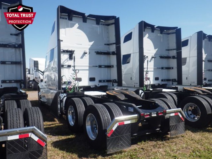 2025-volvo-vnl860-image-12