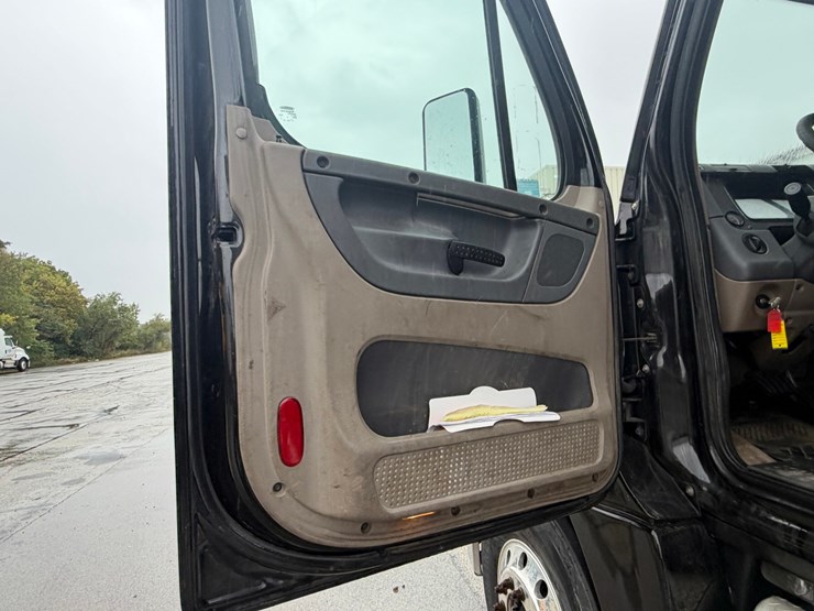 #1659-•-2012-freightliner-cascadia-sleeper-cab-truck-tractor-image-38