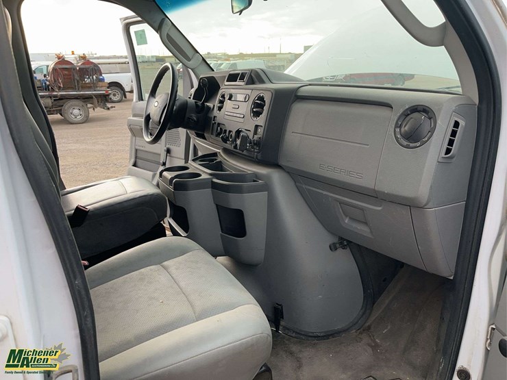 2013-ford-cargo-image-19