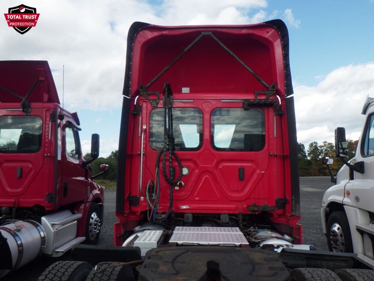 2020-freightliner-cascadia-126-image-12