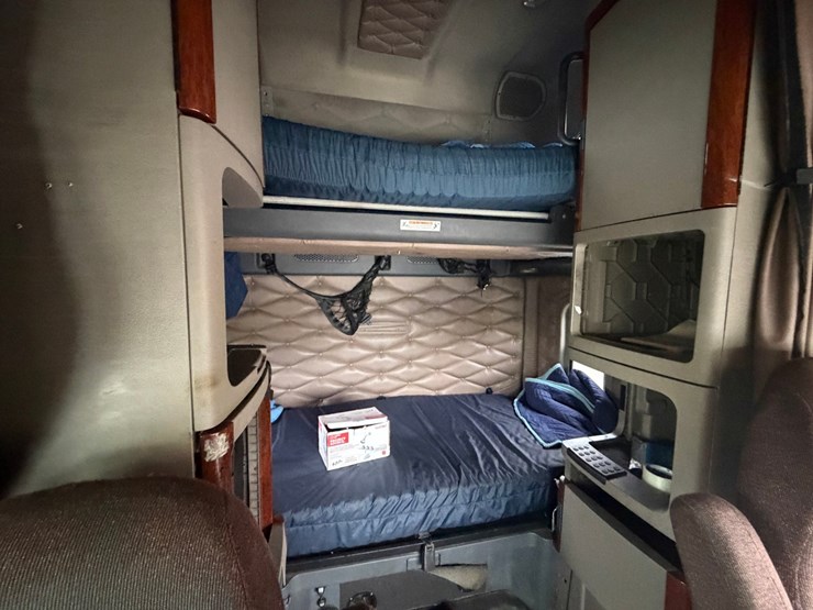 #1669-•-2009-freightliner-cascadia-sleeper-cab-truck-tractor-image-44