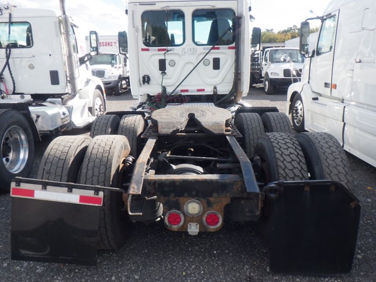 2015-freightliner-cascadia-113-image-8
