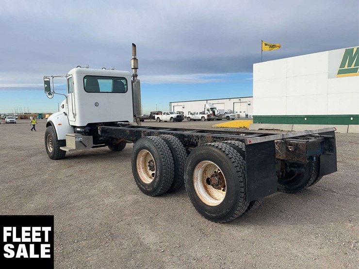 2007-peterbilt-335-image-3