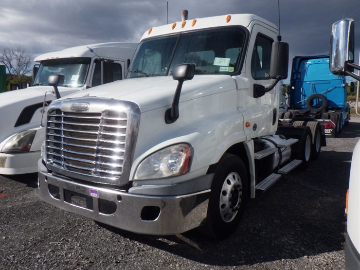2015-freightliner-cascadia-113-image-1