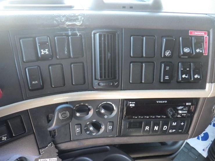 2018-volvo-vnl780-image-22
