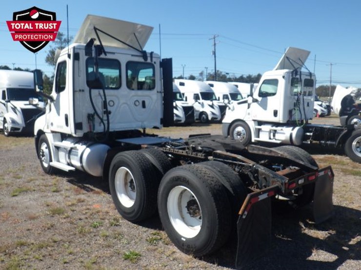 2020-freightliner-cascadia-126-image-14