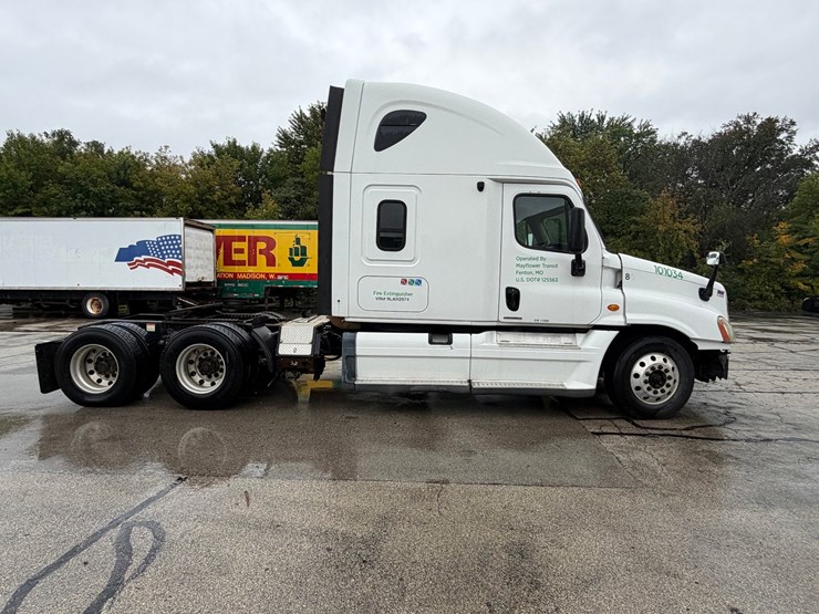 #1669-•-2009-freightliner-cascadia-sleeper-cab-truck-tractor-image-6