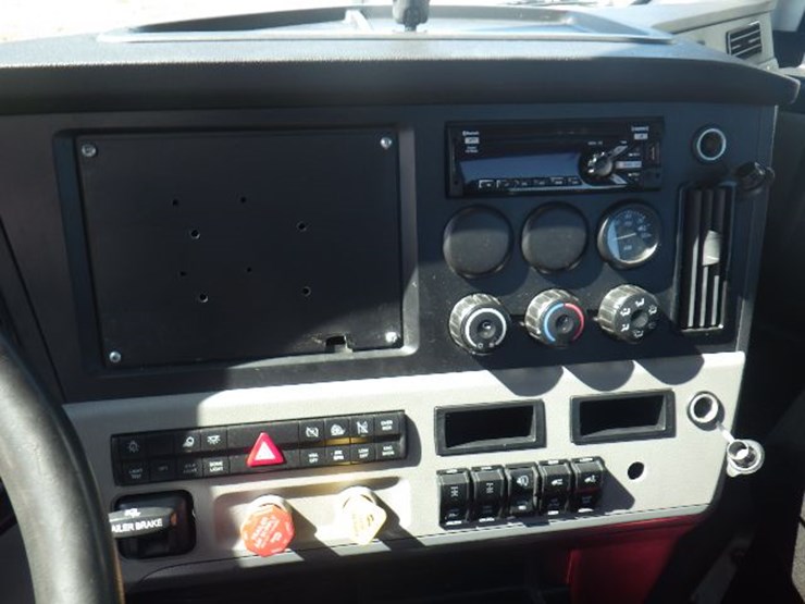 2021-freightliner-cascadia-116-image-17