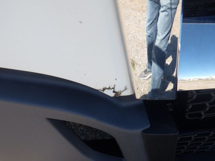 2019-freightliner-cascadia-126-image-3