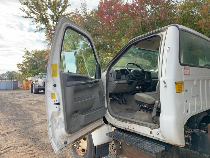 2006-ford-f650-xlt-image-25