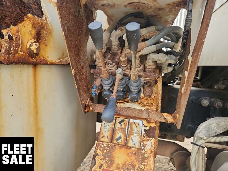 2016-freightliner-m2-106-image-41