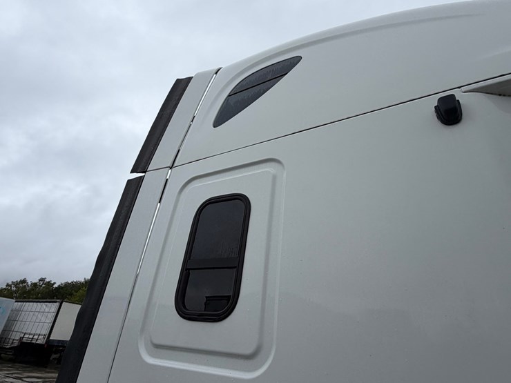 #1669-•-2009-freightliner-cascadia-sleeper-cab-truck-tractor-image-30