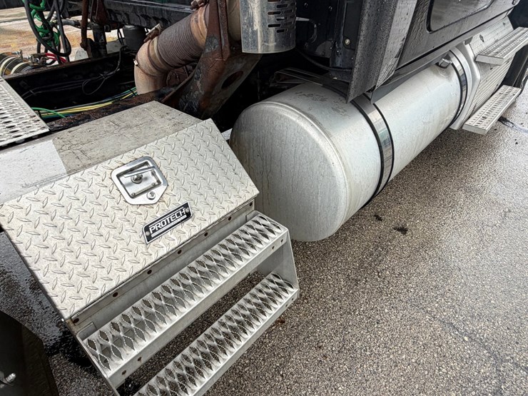 #1659-•-2012-freightliner-cascadia-sleeper-cab-truck-tractor-image-36