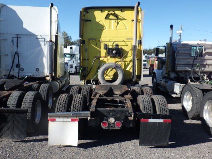 2010-freightliner-cascadia-125-image-14